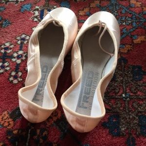 freed studio pointe shoes brand new